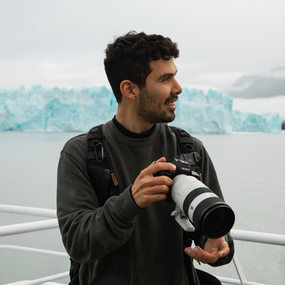 Chema Balbuena con cámara frente a un glaciar